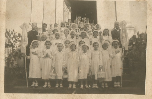 COMUNHÃO EM FRENTE A CAPELA SANT. TRIND. ANTES DA AMPLIAÇÃO. ANTES DE 1956